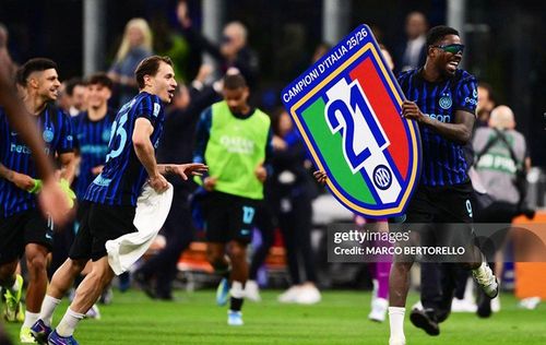  Các cầu thủ Inter Milan ăn mừng chức vô địch Serie A lần thứ 21 trong lịch sử. 