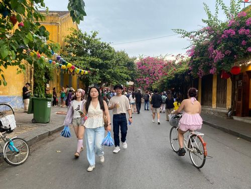 Khách Việt tham quan phố cổ Hội An. Ảnh: VĨNH LỘC