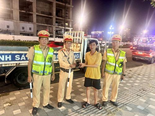 Trao lại ví bị đánh rơi cho anh Võ Văn Hoàng. Ảnh: TRẦN HÙNG