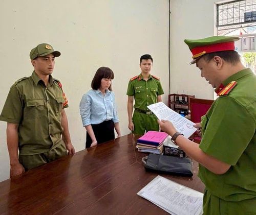 Cơ quan Cảnh sát điều tra Công an thành phố thi hành lệnh bắt đối tượng Hồ Thị Xuân Lài. Ảnh: HÒA KHÁNH