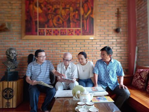 Nhà văn Lam Hà và các con ông gồm nhạc sĩ Lê Xuân Bá (trái) và nhạc sĩ Lê Xuân Trúc (phải).