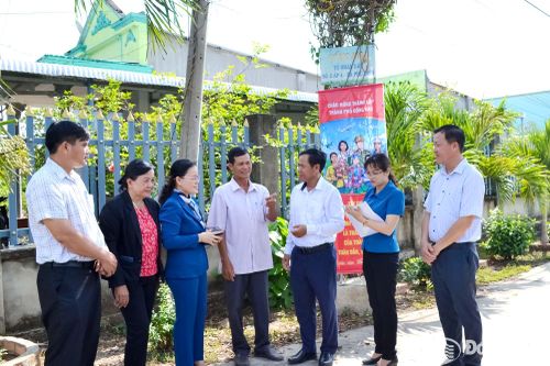 Đoàn công tác của Ban Tuyên giáo và Dân vận Thành ủy cùng lãnh đạo xã Phú Hòa khảo sát mô hình Dân vận khéo “Tuyến đường Sáng - Xanh - Sạch - Đẹp” ấp 4, xã Phú Hòa. Ảnh: Phương Hằng