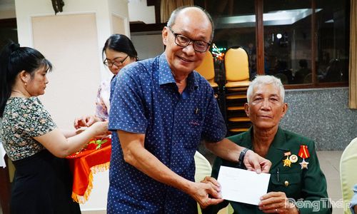 Lãnh đạo Hội Cựu chiến binh tỉnh tặng quà cho cựu chiến binh.