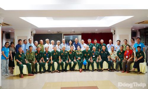 Đoàn tham quan Nhà tù Côn Đảo chụp ảnh lưu niệm.