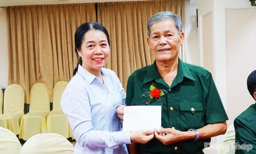 Phó Giám đốc Sở Nội vụ tỉnh Đồng Tháp Nguyễn Thị Kiều Loan thăm hỏi và trao quà đến cựu chiến binh tham gia chuyến tham quan.