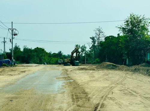 Công tác dân vận được thực hiện hiệu quả đã giúp cho nhà thầu đẩy nhanh tiến độ thực hiện Dự án tuyến đường trục phía Tây xã Vân Canh. Ảnh: T.C 