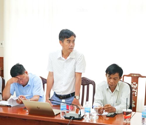 Lãnh đạo xã Thuận Bắc báo cáo tại cuộc họp.