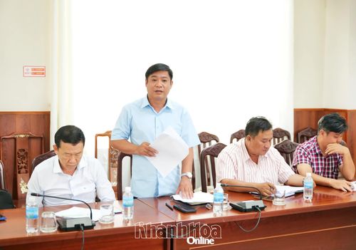 Lãnh đạo xã Xuân Hải báo cáo tiến độ triển khai các nội dung thuộc dự án.