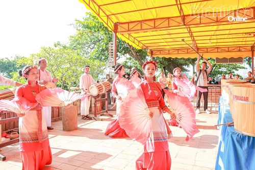 Tiết mục múa quạt duyên dáng của các thiếu nữ Chăm. 