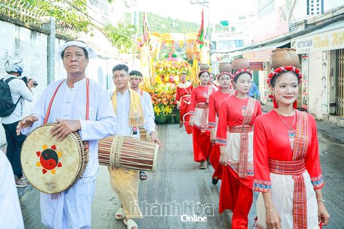 Đoàn rước di chuyển từ chùa Hải Ấn mang nước về dâng Mẫu ở Khu di tích quốc gia đặc biệt Tháp Bà Pô Nagar.