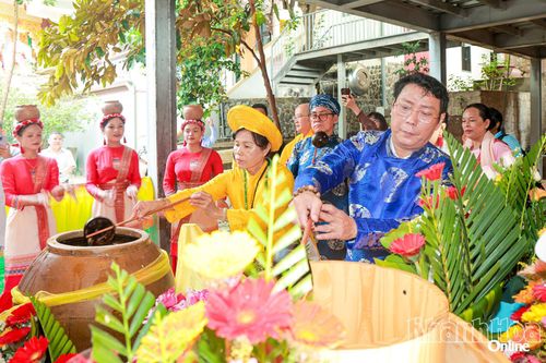 Thành viên đoàn rước lấy nước về dâng Mẫu.
