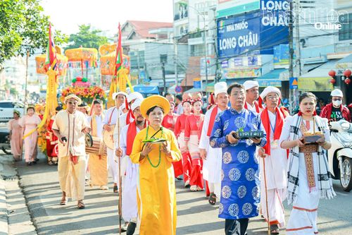 Các thành viên tham gia đoàn rước nước trong trang phục truyền thống.