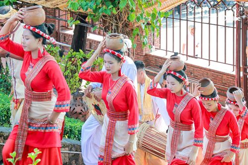 Các thiếu nữ Chăm trong trang phục truyền thống, đầu đội lu tham gia lễ rước nước.
