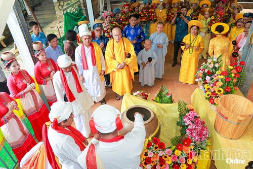 Thực hiện nghi thức lấy nước từ chùa Hải Ấn.