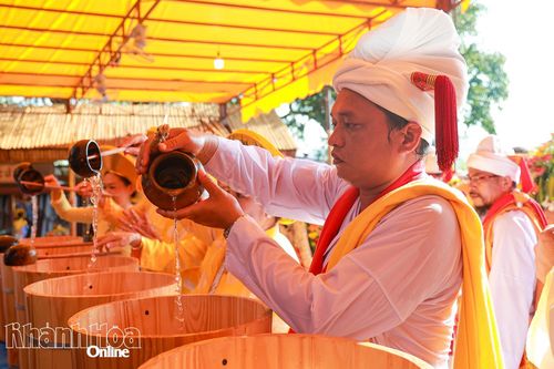 Một vị chức sắc người Chăm thực hiện nghi thức lấy nước.