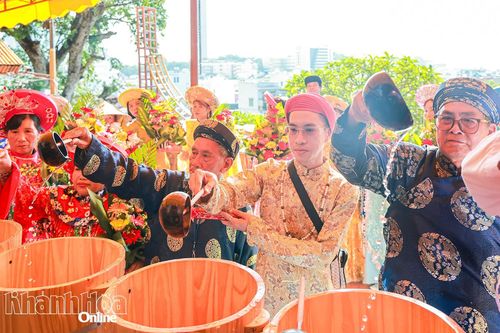 Thành viên các câu lạc bộ thực hành tín ngưỡng thờ Mẫu Thiên Y A Na thực hiện nghi thức dâng nước.
