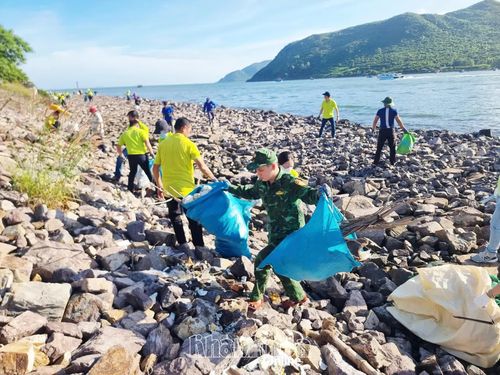 Hoạt động thu gom rác thải ven vịnh Nha Trang.