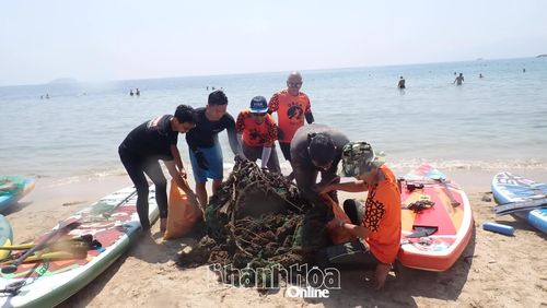 Lưới mắc ở san hô được thu gom tại khu vực biển Hòn Chồng - Đặng Tất.