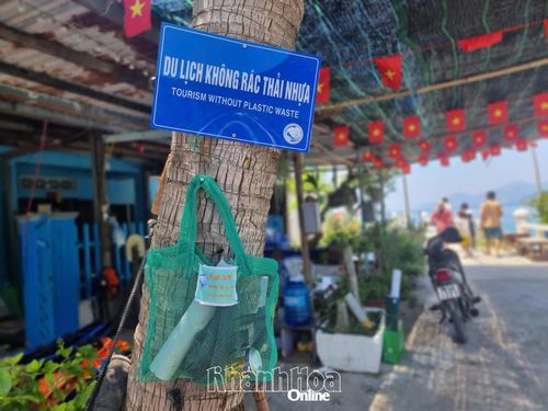 Lưới đánh cá cũ được may thành túi đựng rác trên đảo Bích Đầm.