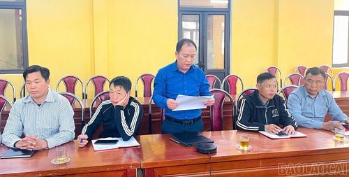 Cử tri xã Lao Chải phát biểu tại điểm cầu trực tuyến.
