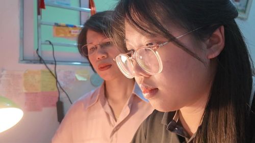 Chị Đinh Thị Hà cùng con gái - em Lại Thị Hà Linh tra cứu thông tin đăng ký nguyện vọng và ôn tập lại kiến thức.