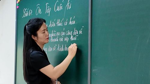 Cô giáo Nguyễn Thị Bích Hạnh trong giờ ôn tập cuối kỳ cùng học sinh lớp 12, Trường THPT Lào Cai.