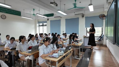 Mô hình lớp học đảo ngược được triển khai tại Trường THPT Lào Cai giúp học sinh chủ động ôn tập lý thuyết tại nhà và dành thời gian trên lớp để tập trung rèn luyện kỹ năng làm bài.