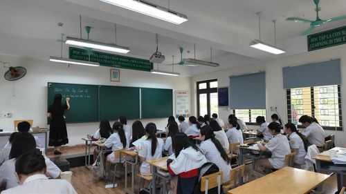 Học sinh lớp 12 Trường THPT Lào Cai đang tập trung ôn tập tại lớp học.
