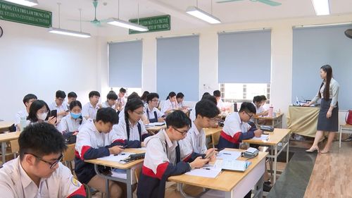 Học sinh lớp 12 tập trung cao độ trong các tiết ôn tập trên lớp.