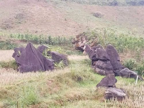 Những hang đá, những bãi đá cổ in dấu bao biến thiên của lịch sử tại Nà Hẩu