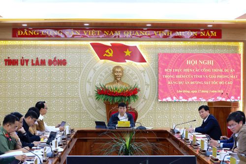 Đồng chí Y Thanh Hà Niê Kđăm, Ủy viên Ban Chấp hành Trung ương Đảng, Bí thư Tỉnh ủy, Trưởng Đoàn ĐBQH khóa XV tỉnh Lâm Đồng chủ trì Hội nghị Ban Chỉ đạo thực hiện công trình, dự án trọng điểm của tỉnh và giải phóng mặt bằng dự án trọng điểm (ảnh Lê Phước)