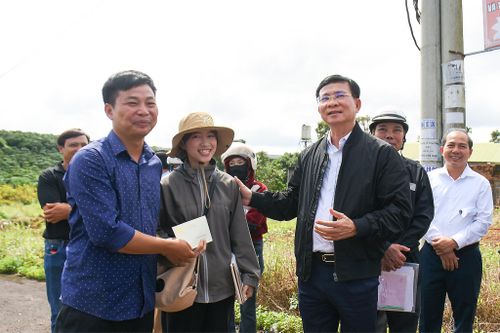 Đồng chí Hồ Văn Mười, Ủy viên Ban Chấp hành Trung ương Đảng, Phó Bí thư Tỉnh ủy, Chủ tịch UBND tỉnh Lâm Đồng thăm hỏi, động viên người dân thuộc diện giải phóng mặt bằng vùng dự án cao tốc đi qua