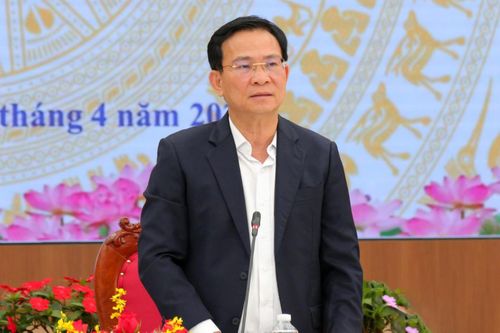 Ủy viên Ban Chấp hành Trung ương Đảng, Phó Bí thư Tỉnh ủy, Chủ tịch UBND tỉnh Hồ Văn Mười yêu cầu các Phó Chủ tịch UBND tỉnh, Bí thư các xã, phường, đặc khu “bắt mạch” từng dự án. Ảnh: Nguyễn Lương