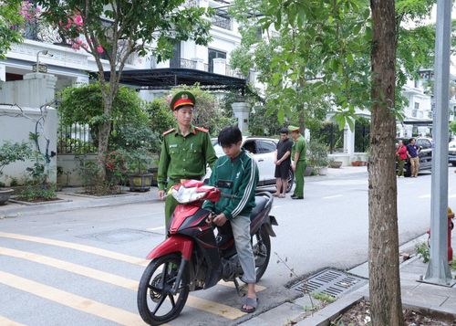 Hình ảnh thực nghiệm hiện trường đối tượng Phạm Minh Tân phá kính xe ô tô trộm cắp tài sản; đối tượng Nguyễn Anh Văn ngồi trên xe mô tô cảnh giới.