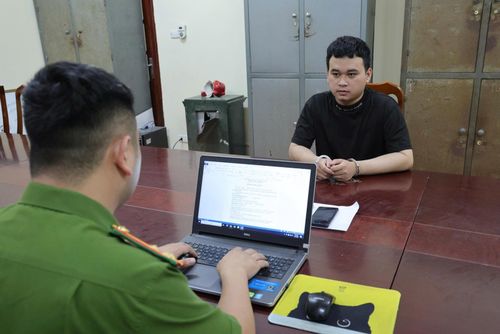 Cơ quan điều tra lấy lời khai đối tượng Phạm Minh Tân.