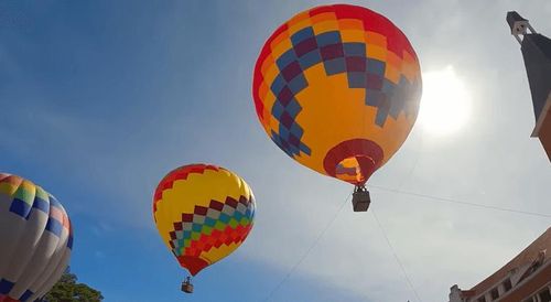 Ngắm Lâm Đồng ngàn hoa và các công trình di sản kiến trúc từ khinh khí cầu (Ảnh chụp tại Festival Hoa Đà Lạt 2024)