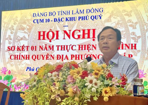 Đồng chí Lê Hồng Lợi, Chủ tịch UBND Đặc khu Phú Quý báo cáo tại hội