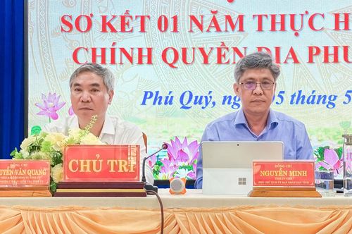 Các đồng chí Ủy viên Ban Thường vụ Tỉnh ủy, Chủ nhiệm Ủy ban Kiểm tra Tỉnh ủy Nguyễn Văn Quang và Tỉnh ủy viên, Phó Chủ tịch UBND tỉnh Nguyễn Minh tham dự hội nghị
