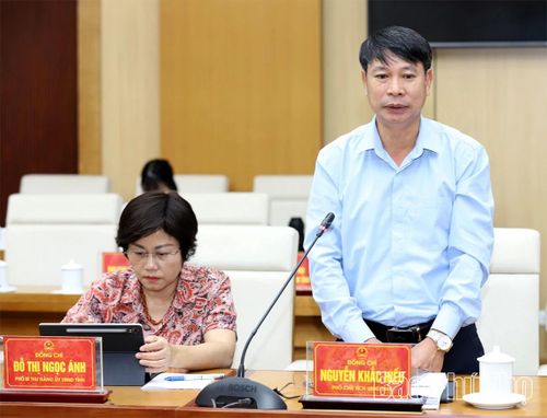Phó Chủ tịch UBND tỉnh Nguyễn Khắc Hiếu phát biểu tại hội nghị