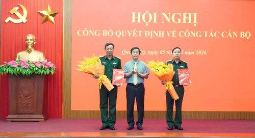 Đồng chí Nguyễn Văn Phương, Bí thư Tỉnh ủy trao quyết định và tặng hoa chúc mừng Đại tá Phan Thắng và Đại tá Trương Viết Hải - Ảnh: Q.V