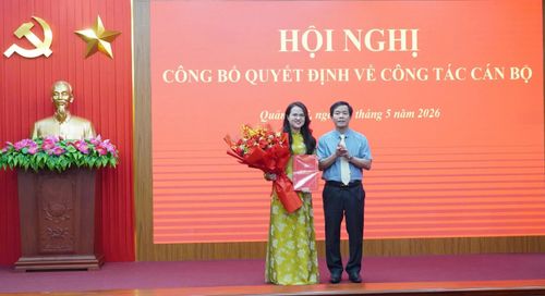 Đồng chí Nguyễn Văn Phương, Bí thư Tỉnh ủy trao quyết định và tặng hoa chúc mừng đồng chí Thái Thị Hồng Minh - Ảnh: Q.V