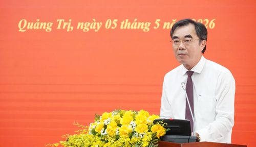 Đồng chí Nguyễn Lương Bình, Trưởng ban Tổ chức Tỉnh ủy công bố các quyết định của Ban Bí thư, Ban Thường vụ Tỉnh ủy về công tác cán bộ - Ảnh: Q.V