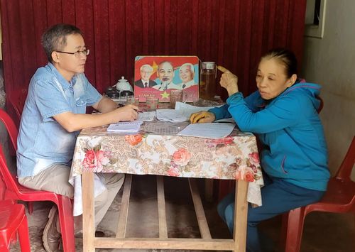 Bà Võ Thị Nhàn trao đổi với phóng viên về hành trình 10 năm xin cấp “sổ đỏ” nhưng chưa thành - Ảnh: T.L