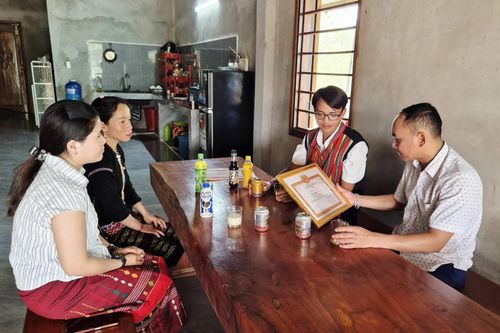 Anh Hồ Văn Thằn (thứ 2 bên phải) chia sẻ niềm vui bên tấm bằng khen của Ban Chấp hành Đảng bộ tỉnh Quảng Trị trao tặng - Ảnh: K.S