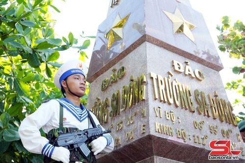 Chiến sĩ thực hiện nhiệm vụ trên đảo Trường Sa Đông.