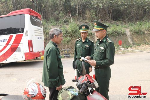 Cán bộ, chiến sĩ Trạm Biên phòng Cửa khẩu phụ Nậm Lạnh tuyên truyền pháp luật cho người dân.