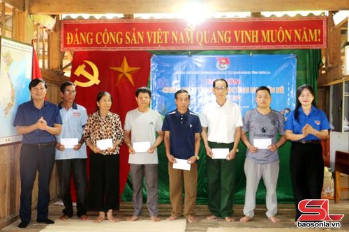 Đoàn công tác trao quà cho các gia đình chính sách, hộ có hoàn cảnh khó khăn trên địa bàn bản Tăng, xã Chiềng Sại