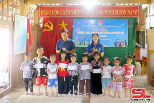 Các em học sinh có hoàn cảnh khó khăn của bản Tăng, xã Chiềng Sại đón nhận quà của Đoàn Khối các cơ quan Đảng tỉnh.