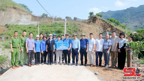 Đoàn Khối các cơ quan Đảng tỉnh trao tặng công trình “Hàng cây thanh niên” cho Chi đoàn bản Tăng, xã Chiềng Sại.