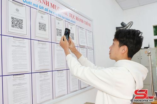 Người dân xã Ngọc Chiến quét mã tra cứu TTHC tại Trung tâm Phục vụ hành chính công xã.